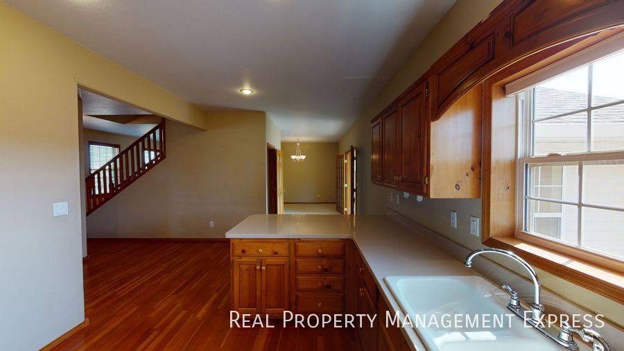 Building Photo - 305 N Pine Lake Dr