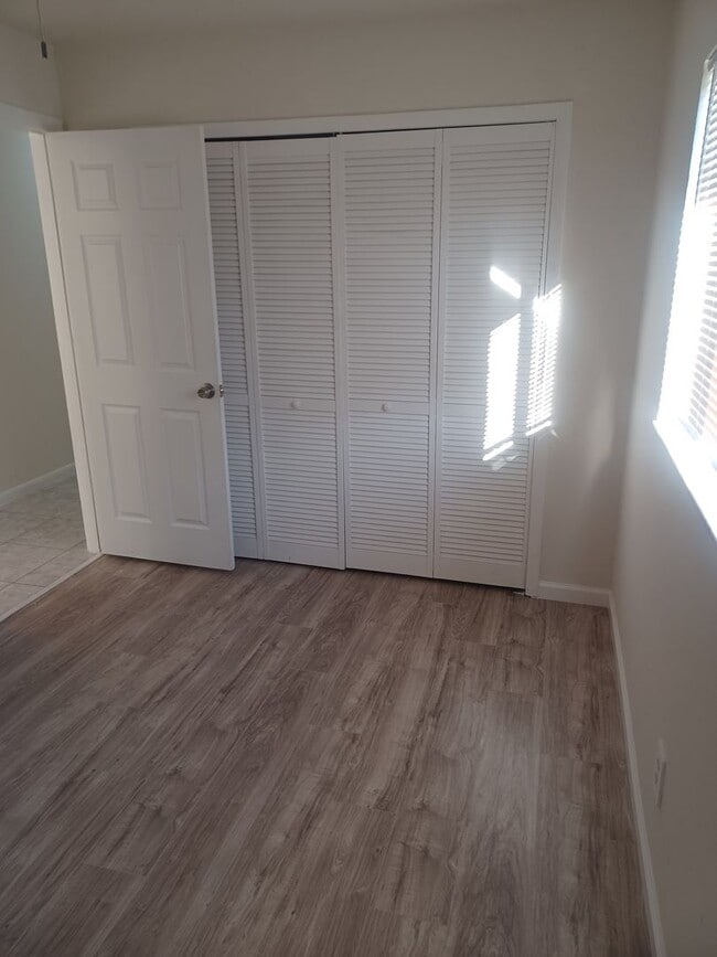 Building Photo - 3/2 Duplex w/ Garage.  Tenant occupied until 3/31/26.