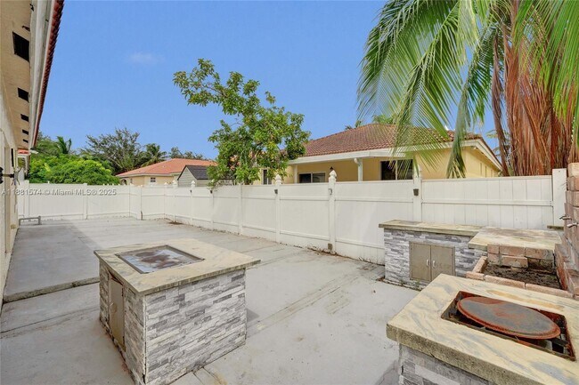 Building Photo - 3041 SW 88th Ave