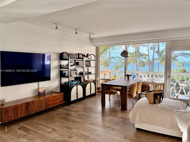 Building Photo - 1430 Brickell Bay Dr