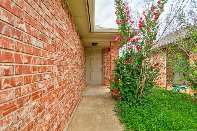 Building Photo - $350 Off First Month's Rent Move In Special!! Duplex in Yukon, Available Now!