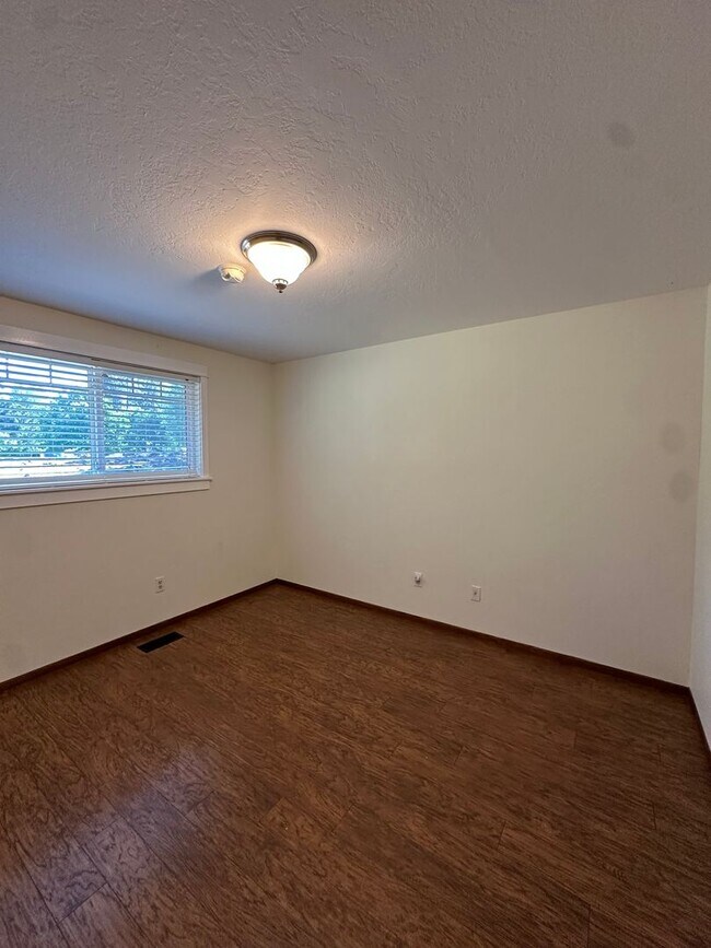 Building Photo - 3 Bed | 2 Bath | 1.17 Acres | Single-Level Home | Mountain Views