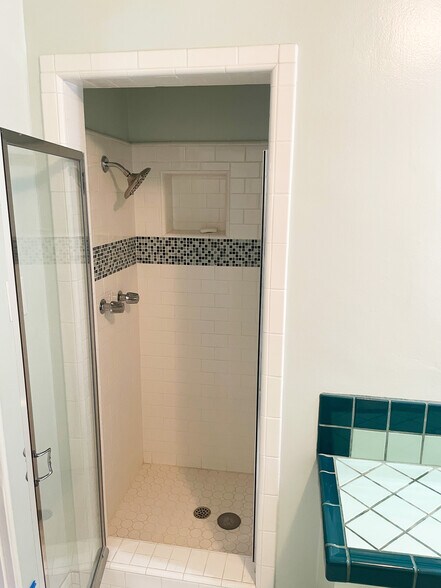 Full Bathroom with separate shower - 15341 Cohasset St