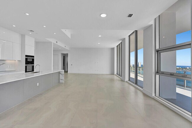 Building Photo - 220 Lake Shore Dr