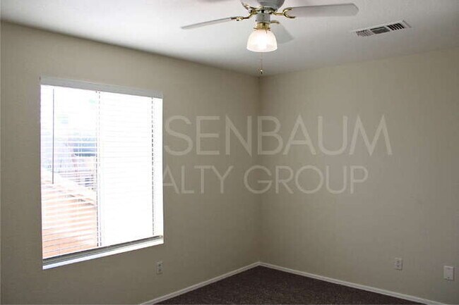 Building Photo - Gorgeous 5-bedrooms, 3-baths home in Super...