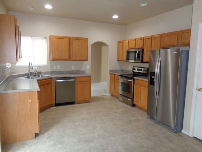 Building Photo - Super location close to shopping, schools,...