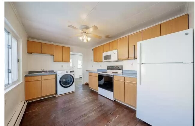 Other view of kitchen - 1923 N Clark St