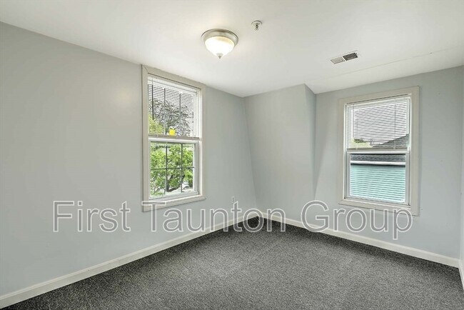 Building Photo - 458 Weir St