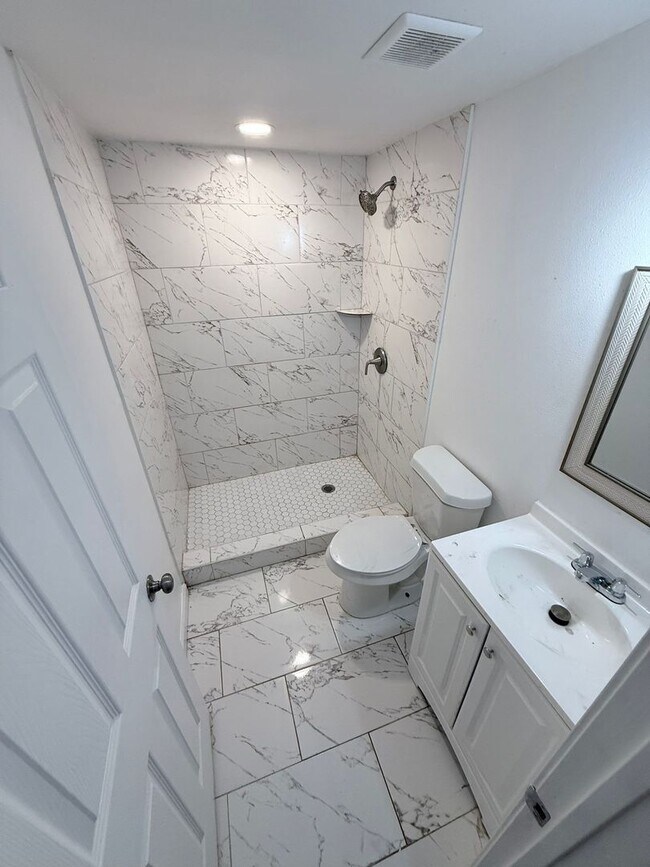 Building Photo - 423 E Sears St