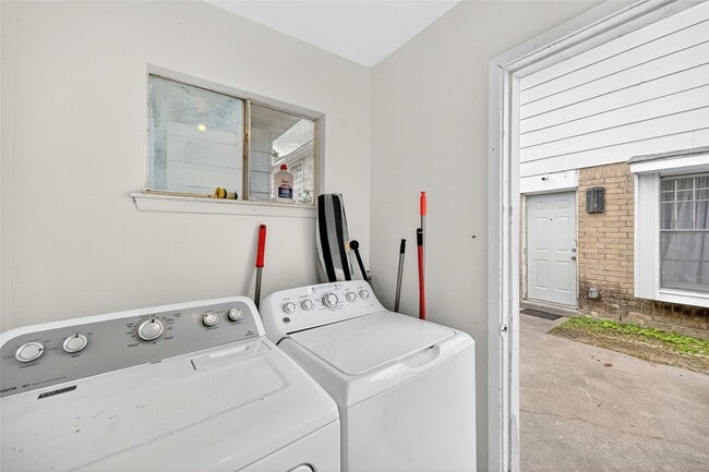 Building Photo - 6975 Chasewood Dr