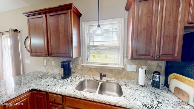 Building Photo - CHARMING ROSEWOOD HOME! 3 BR 2 BA w/ FENCE...