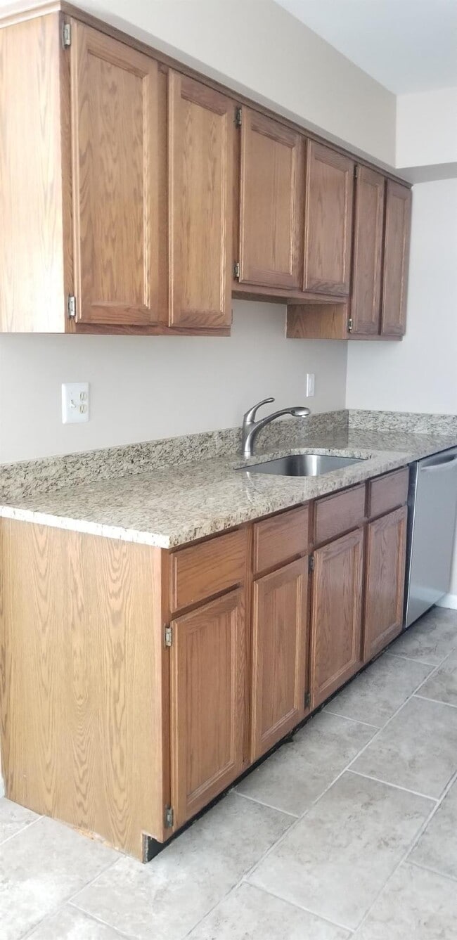 Building Photo - Updated 2 Bed Upper Condo, Vaulted Ceiling...