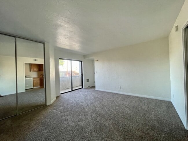 Building Photo - Spacious Two Story Home with West-Facing v...