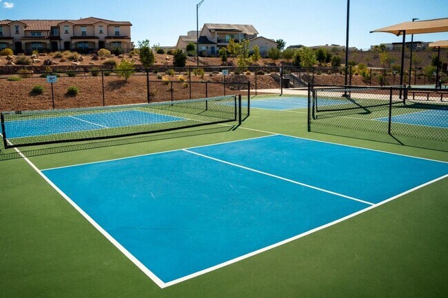 Building Photo - 3 Bed Condo In Desert Color!