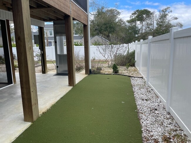 Building Photo - OFF-SEASON MONTHLY RENTAL - ESCAPE THE WINTER MONTHS!!!