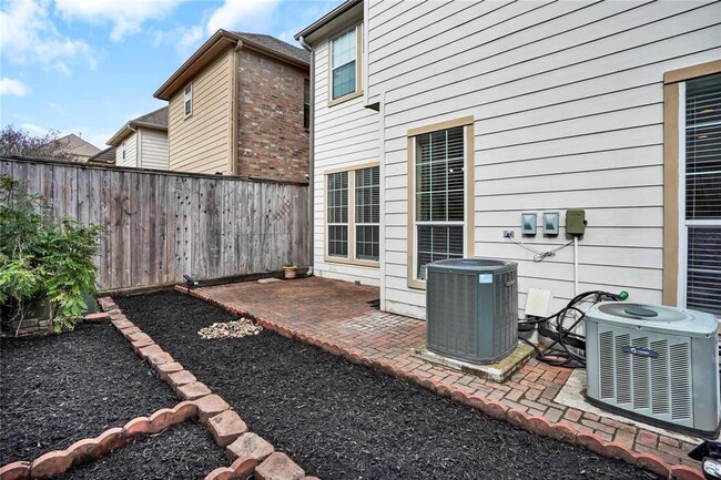 Building Photo - 2615 Cheshire Oaks Dr