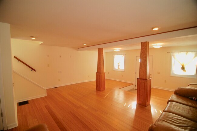 Building Photo - 7099 Lakeshore Rd