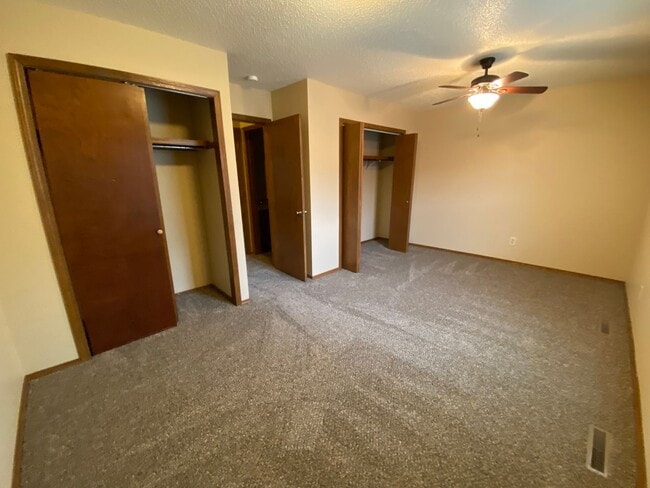 Building Photo - 2 bedroom 1.5 bath Townhome in a great loc...