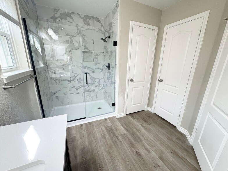 Building Photo - 5042 Cleves St