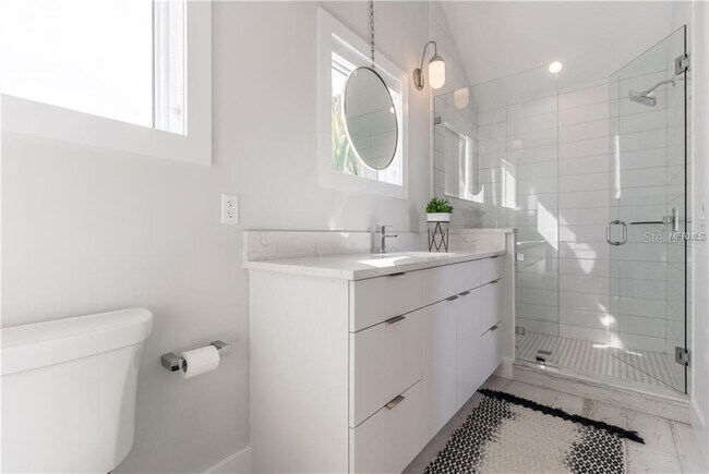 Building Photo - 580 Broadway St