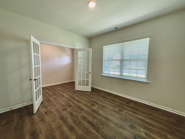 Building Photo - Spacious 5-Bedroom Haven With 3 Full Baths...