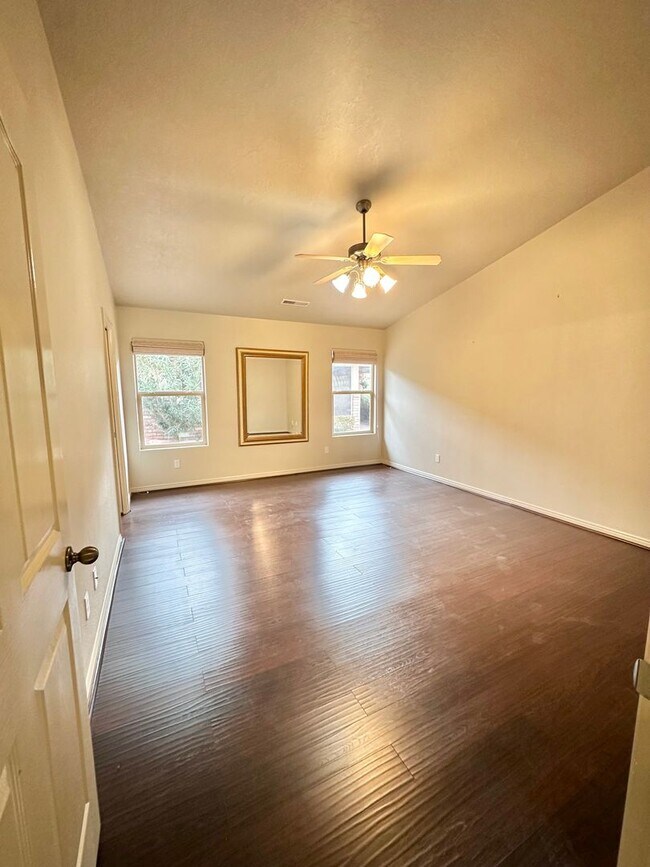 Building Photo - 3 Bedroom Home In Southgate!