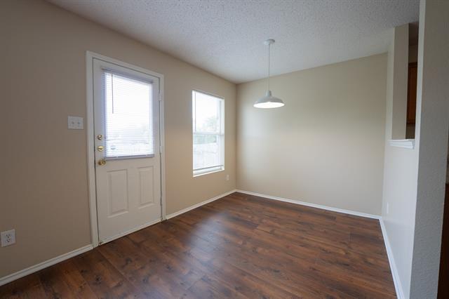 Building Photo - 1420 Bumble Bee Dr