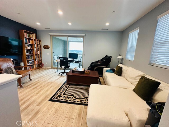 Building Photo - 144 Spectacle