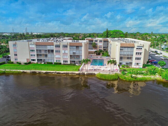 Building Photo - 1502 S Lakeside Dr