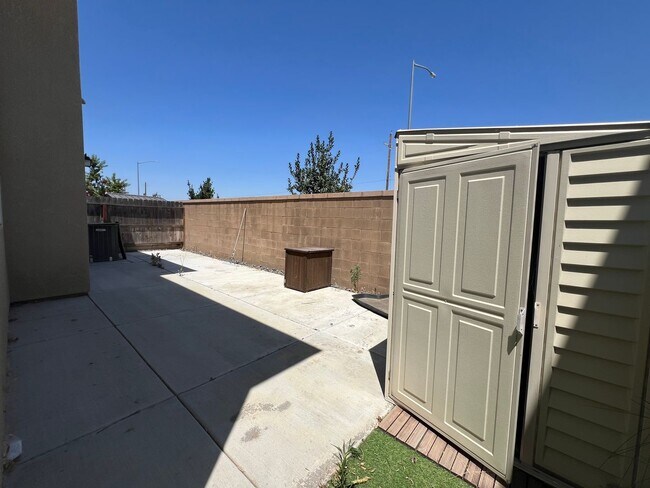 Building Photo - modern 3-bedroom, 2.5-bathroom home locate...