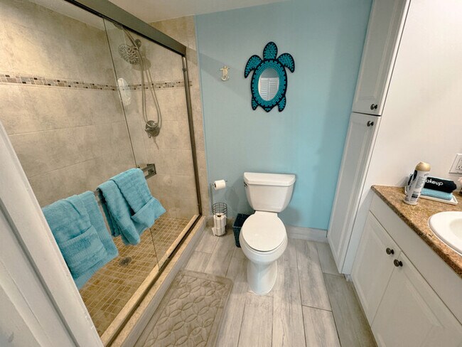 Building Photo - Breathtaking Lower PH Beachfront 2/2 Condo