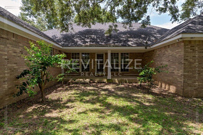 Building Photo - COMING SOON!!!   Beautiful 3 Bedroom/3 Bathroom Home in Semmes!