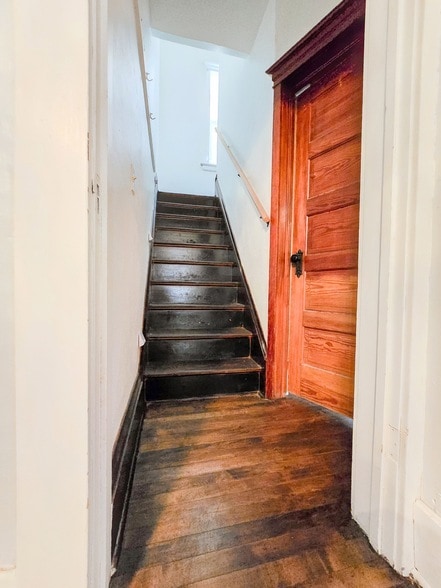 Building Photo - 481 Division St