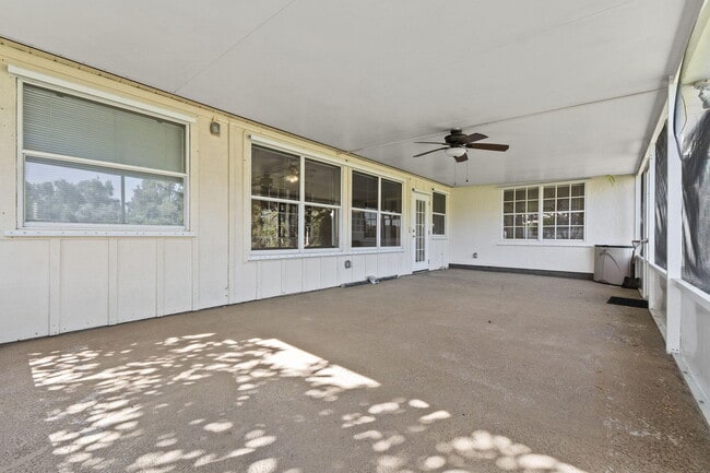 Building Photo - 1465 SE Westmoreland Blvd