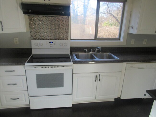 Building Photo - 627 Burson Ave