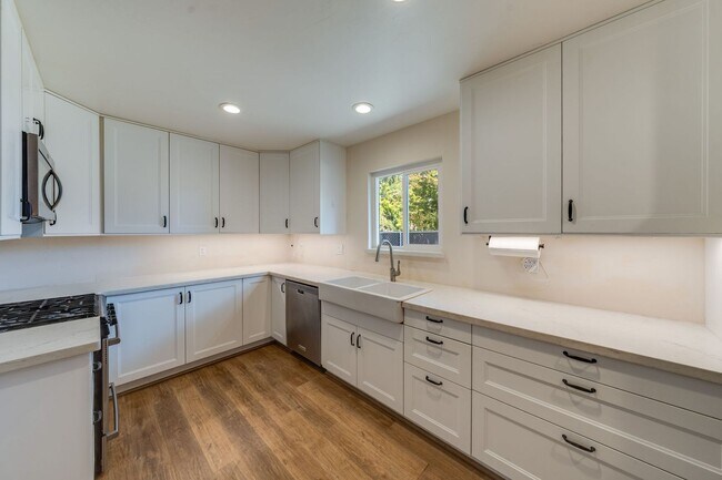 Building Photo - Updated 3-Bedroom Home! Modern Kitchen, Co...