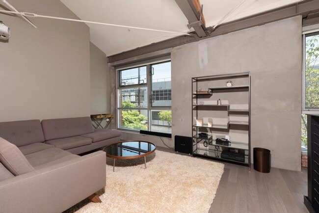 Building Photo - 527 Molino St