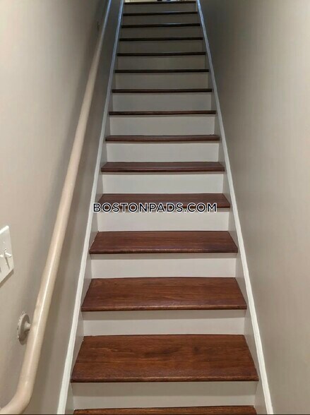 Building Photo - 197 Sidney St