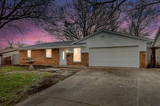 Building Photo - 538 E Fairmeadows Dr