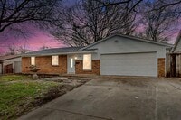 Building Photo - 538 E Fairmeadows Dr