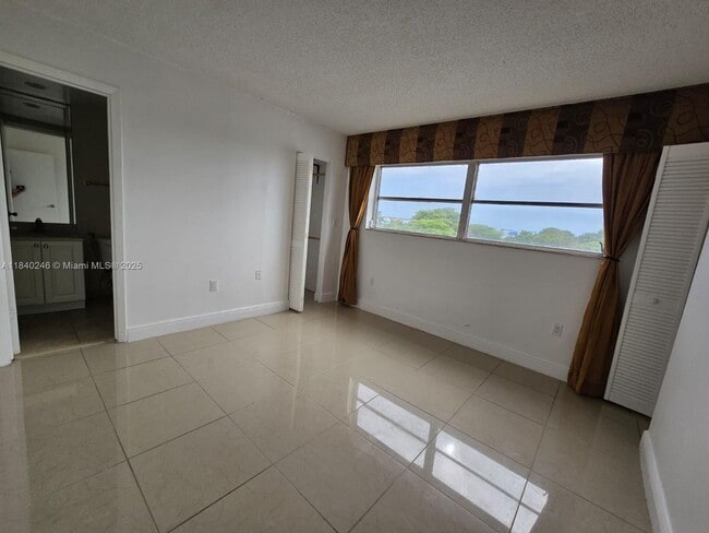 Building Photo - 9351 Fontainebleau Blvd