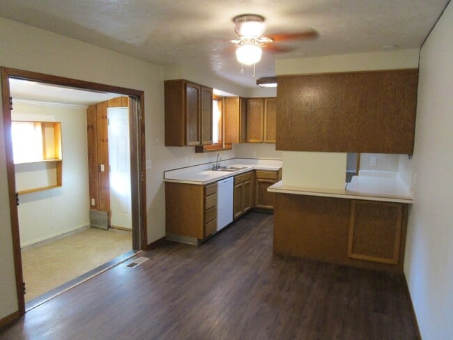 Building Photo - House Right By Ward Rhoden Stadium - Avail...