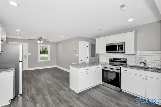 Building Photo - 908 Fairway Dr NW