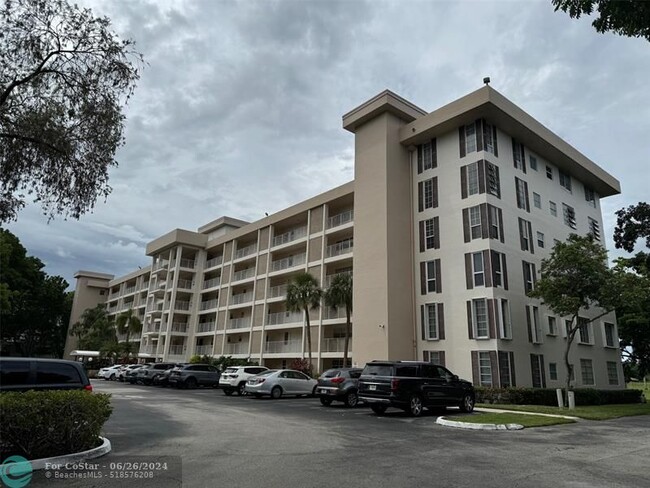 Building Photo - 2901 S Palm Aire Dr