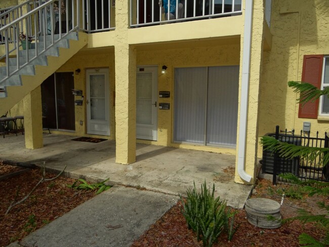 Building Photo - 1 bed / 1 bath condo with a bonus den - Co...