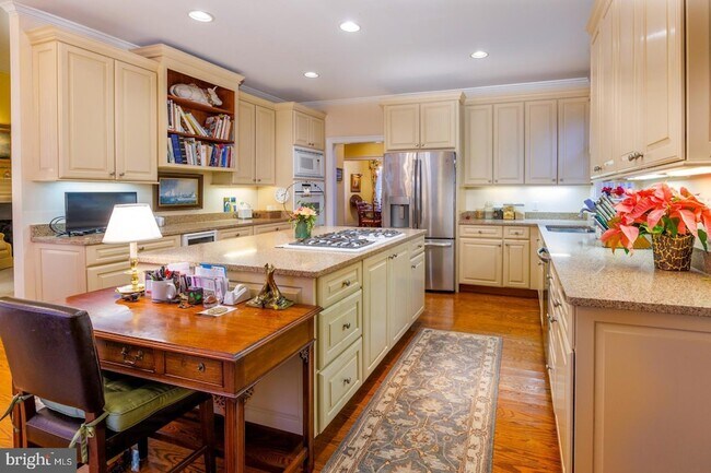 Building Photo - 7058 Thomas Ln