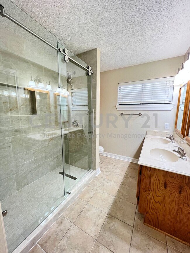 Building Photo - Charming 3/2/2 in Lake Dallas ISD For Rent!