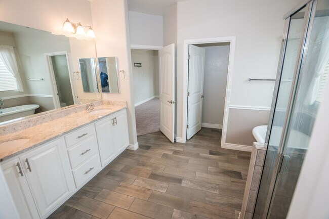 Building Photo - Executive home in The Estates at Holiday! ...