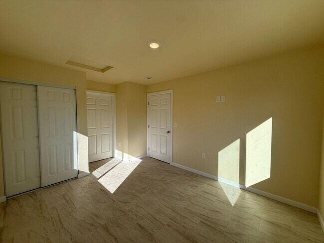 Building Photo - R71300