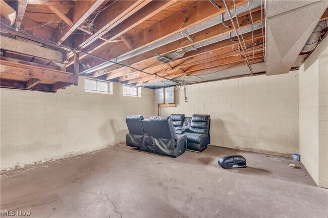 Building Photo - 10725 Vernon Ave